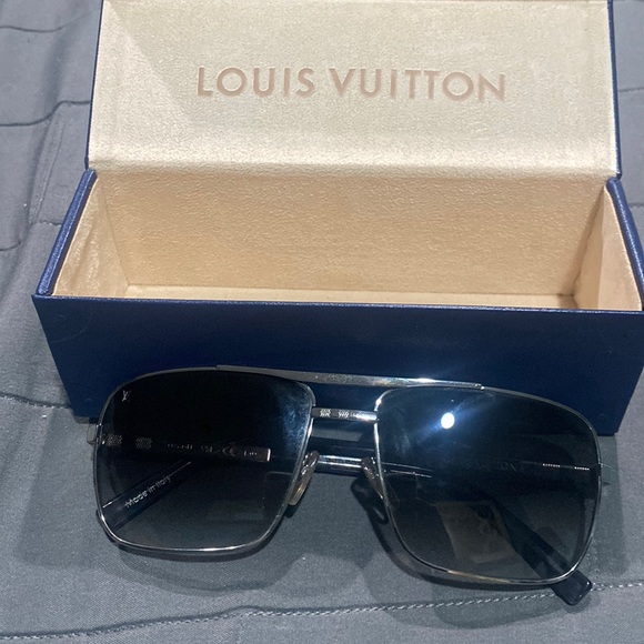 Louis Vuitton - Picture 1 of 3